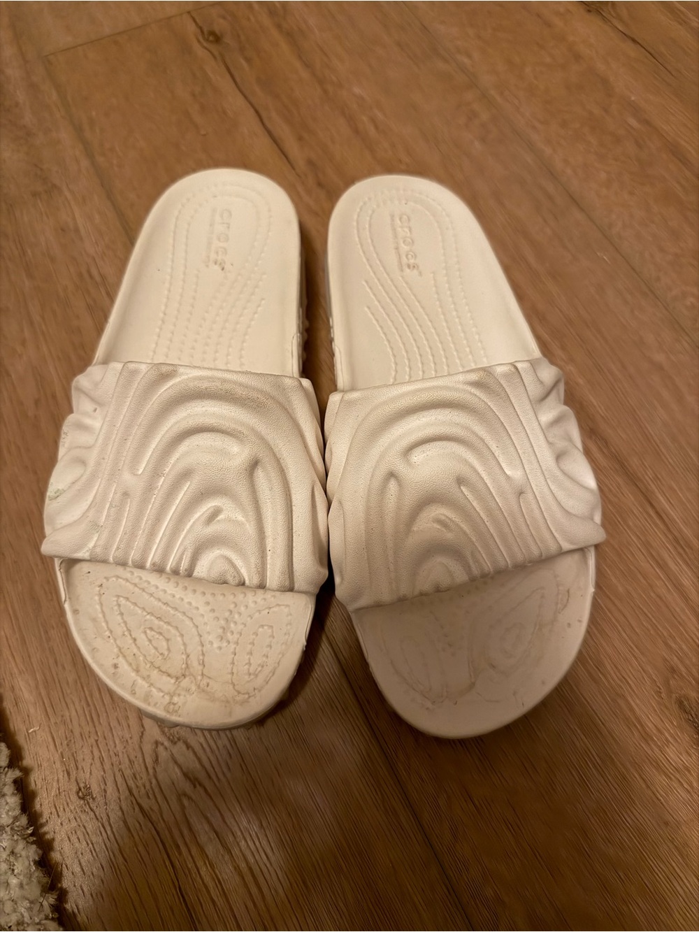 CROCS salehe bembury Kids Textured Slide Sandals in Off-White